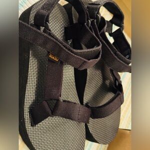 Brand new! Flatform 1 3/4 inch Teva size 8. never worn. In original box.